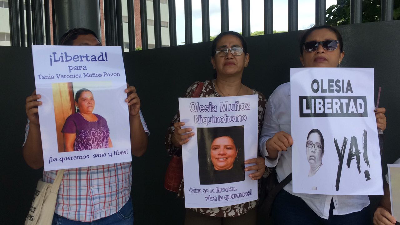 Mujeres protestas en las afueras del Complejo Judicial de Managua por la libertad de las hermanas Muñoz y demás detenidas. Foto: Walkiria Chavarría