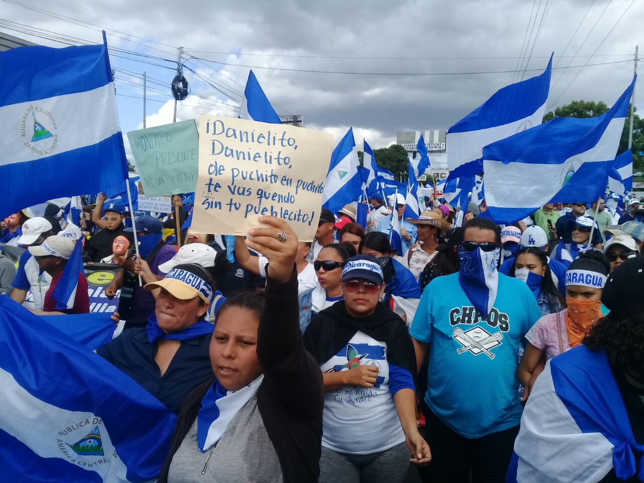 Ciudadanos participan en la marcha "Aquí nada está normal".