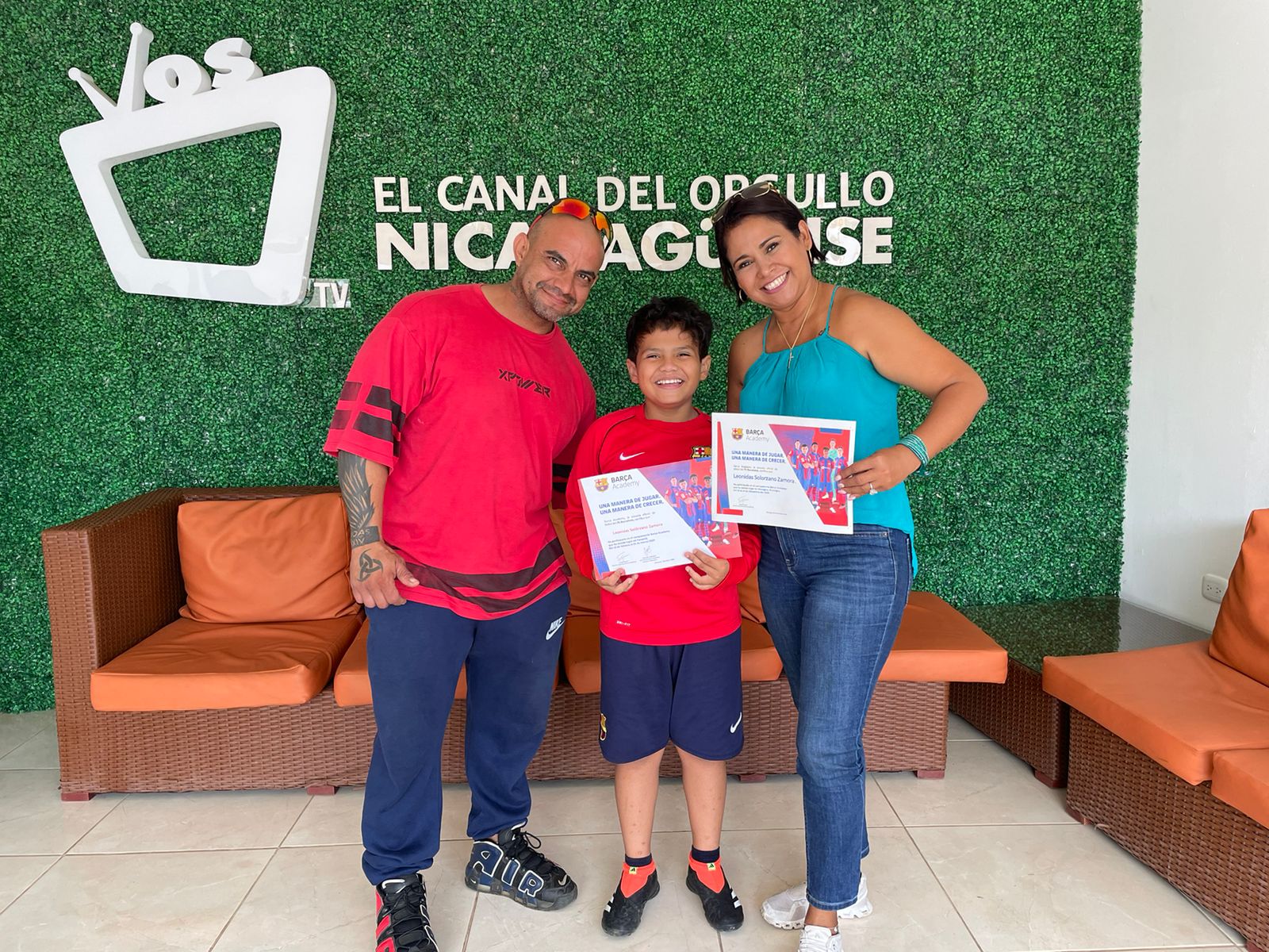 El pequeño Leonidas junto a sus padres, un entrenador físico y nutricionista; y una balletista./Gloria Acosta