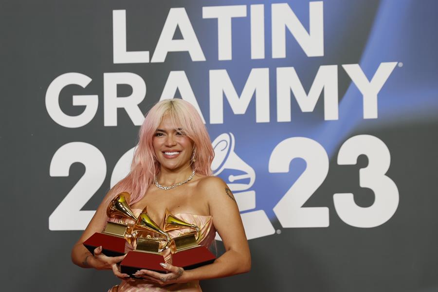 La cantante colombiana Karol G posa con los tres premios conseguidos. /EFE