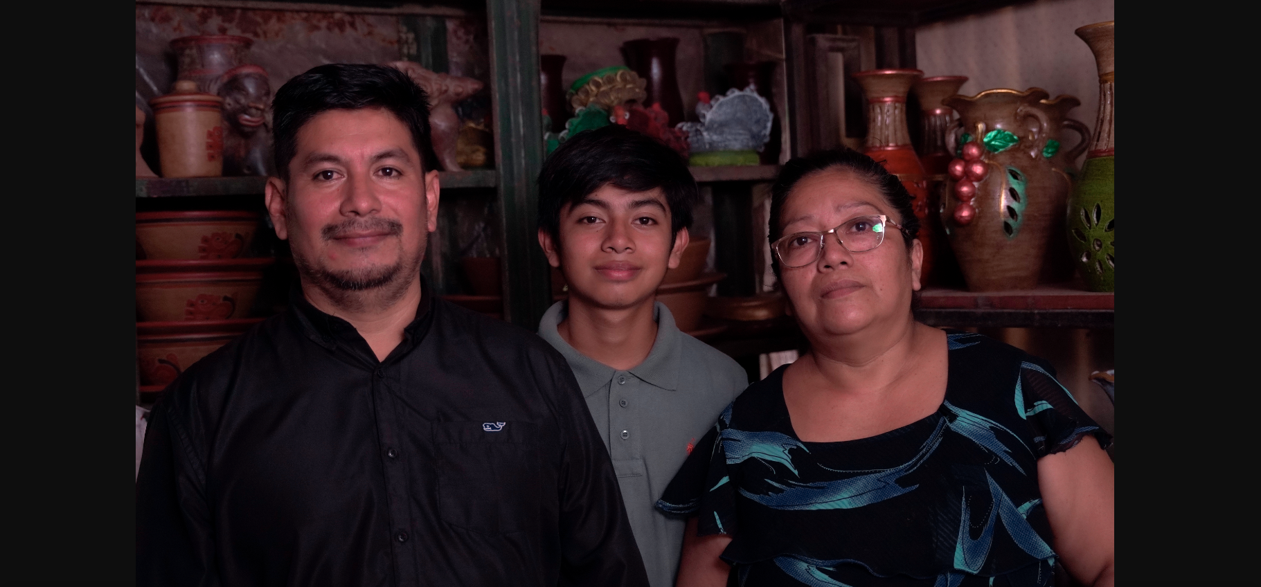 Francis Cano junto a su esposo y su hijo menor. / Foto: Josthin Díaz