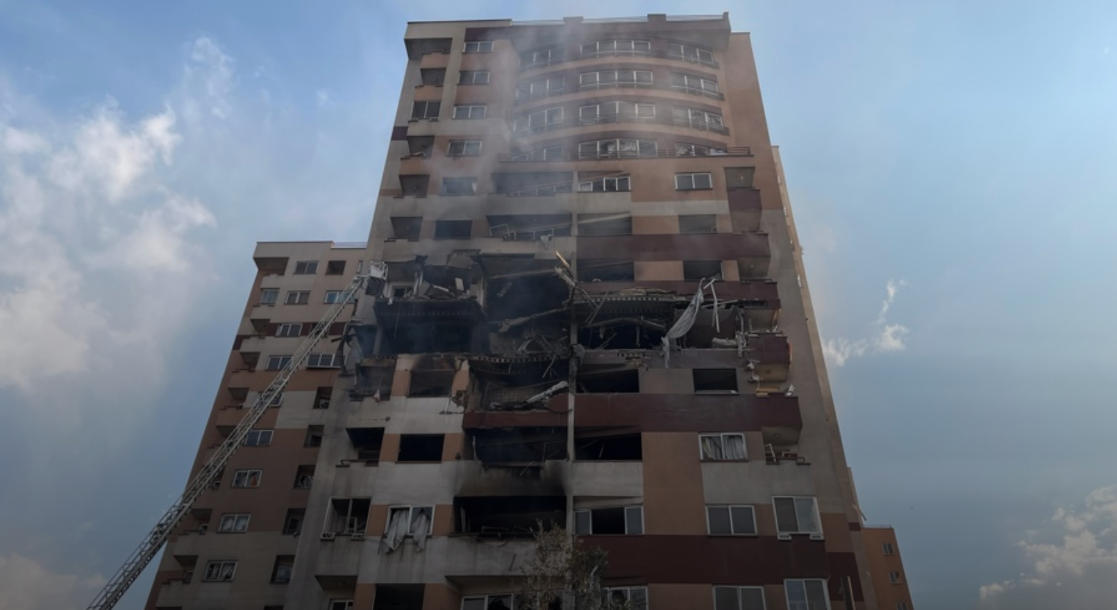 Vista general de un edificio que fue alcanzado por los ataques aéreos israelíes al norte de Teherán./ EFE