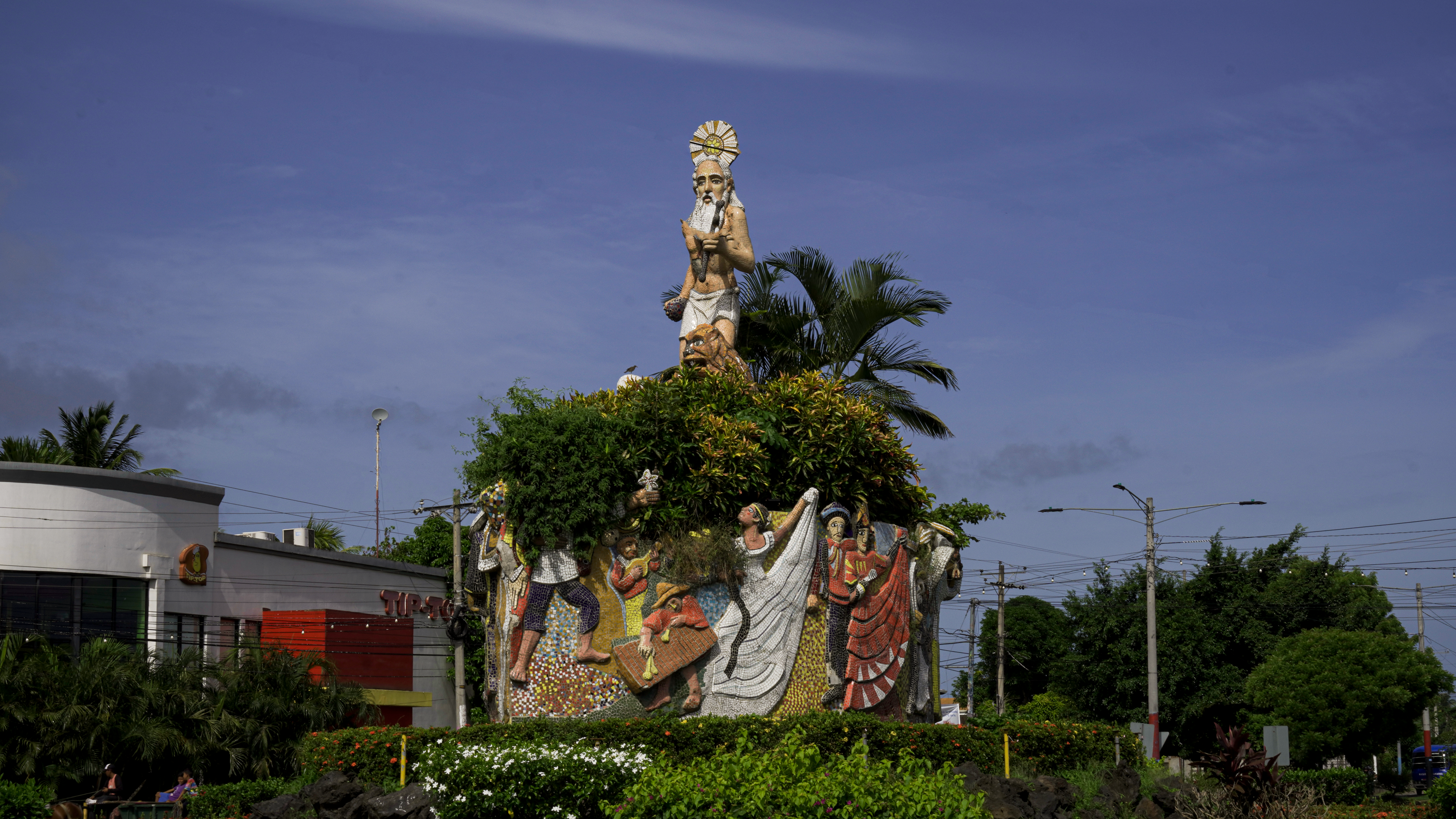 La imagen de San Jerónimo, en la rotonda de la entrada principal de Masaya./ Foto: Josthin Díaz