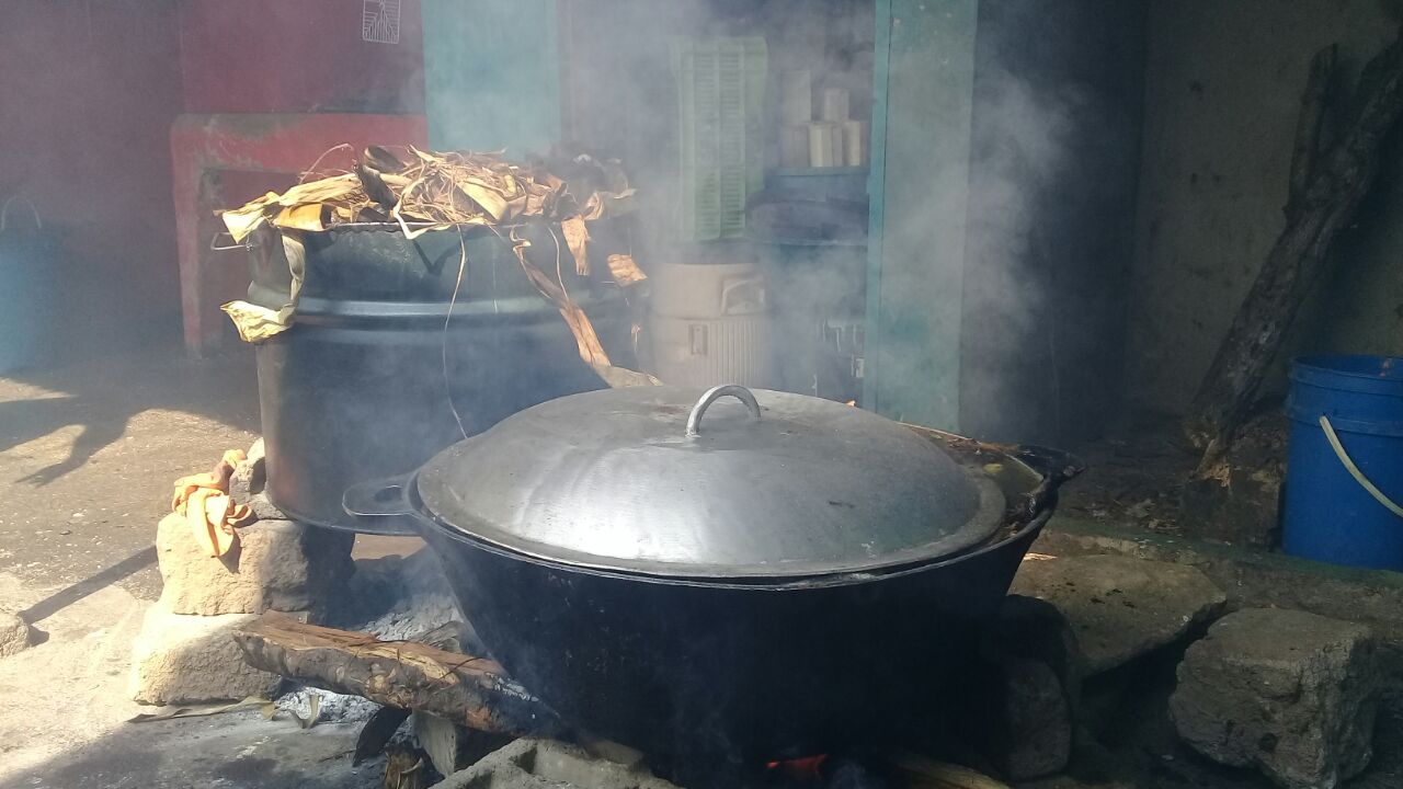 En la preparación de los tradicionales nacatamales para Santo Domingo de Guzmán. Foto Héctor Rosales.