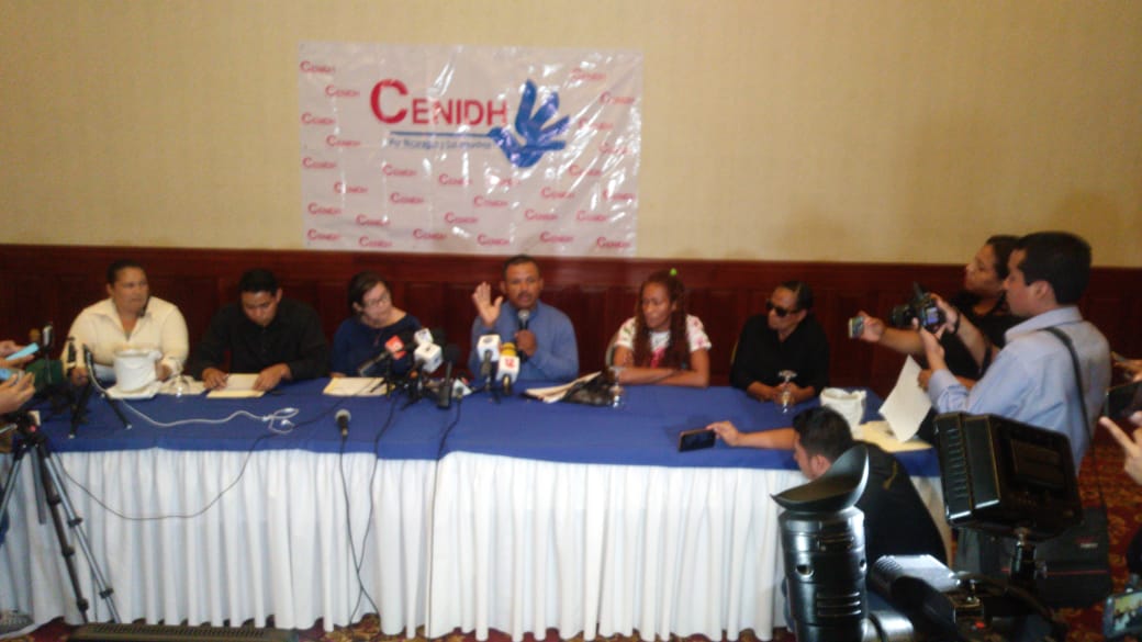 Conferencia de prensa en la que familiares del fallecido, Ebanks Taylor, realizaron denuncia pública por omisión policial. Foto Jessica Chávez.