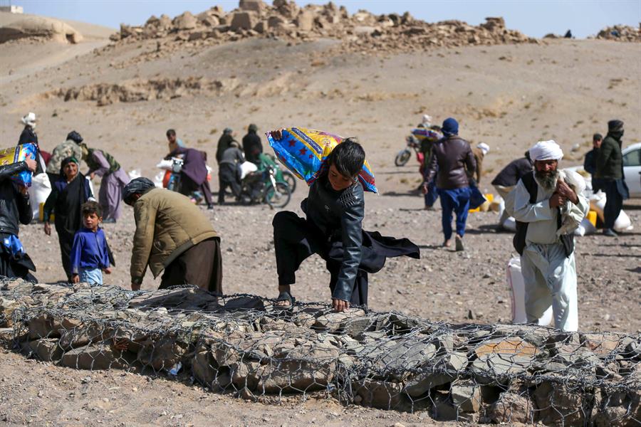 Un grupo de personas traslada sus pertenencias tras los terremotos en el distrito de Herat, en Afganistán./ EFE