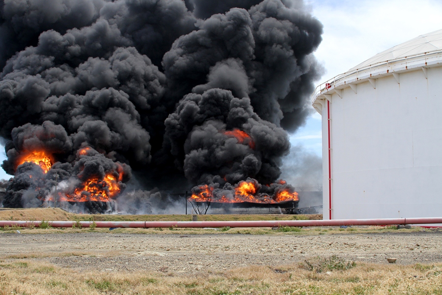 Explosión de los tanques de petróleo en Puerto Sandino Foto/LA PRENSA