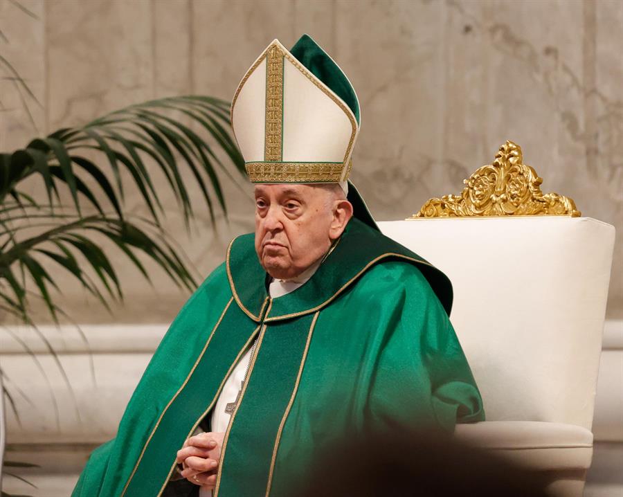 El papa Francisco preside la misa con motivo del Día de la Palabra de Dios, en la Basílica de San Pedro de la Ciudad del Vaticano, este domingo./ EFE