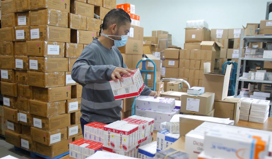 Fotografía de archivo de un trabajador que clasifica cajas de medicamentos./ EFE