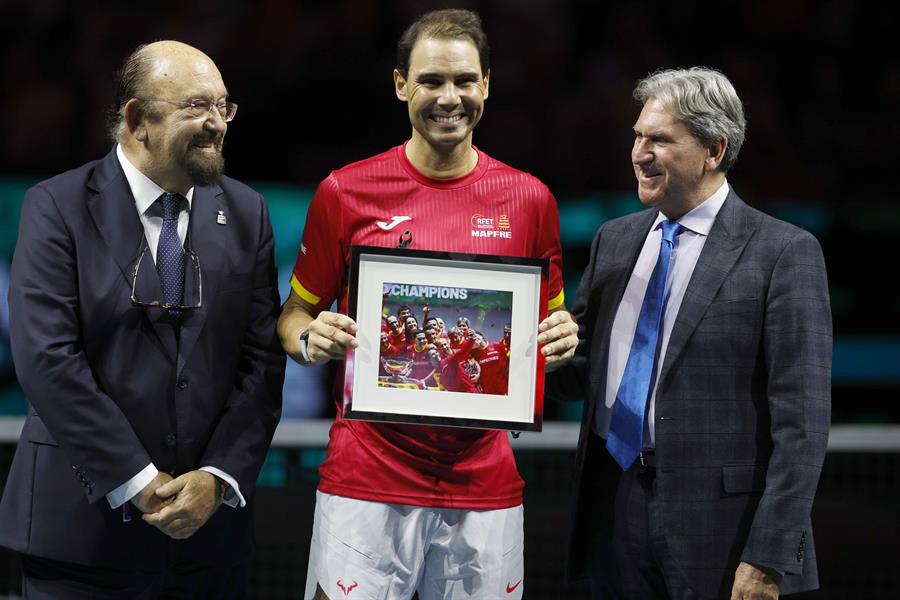 Nadal acompañado por el ex presidente de la ITF, David Haggerty (d) y el presidente de la Federación Española de tenis, Miguel Díaz Román./ EFE