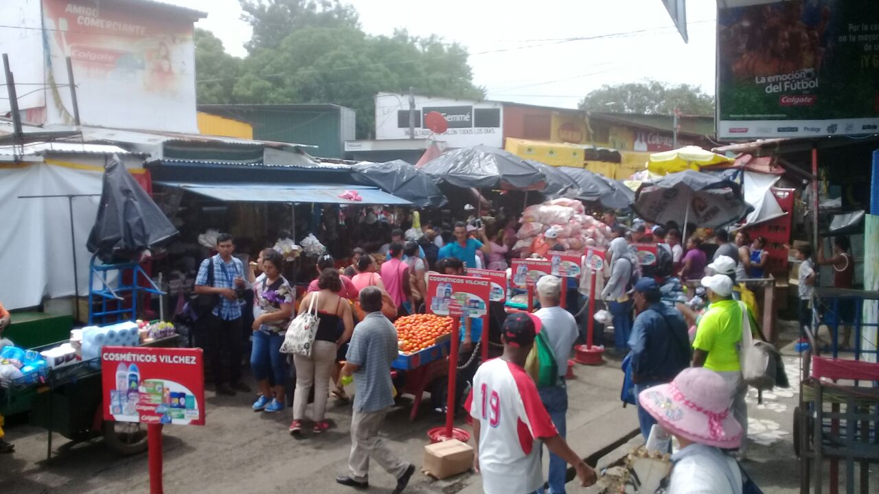 Algunos comerciantes del Oriental aseguran que no están en desobediencia civil. Foto Héctor Rosales.