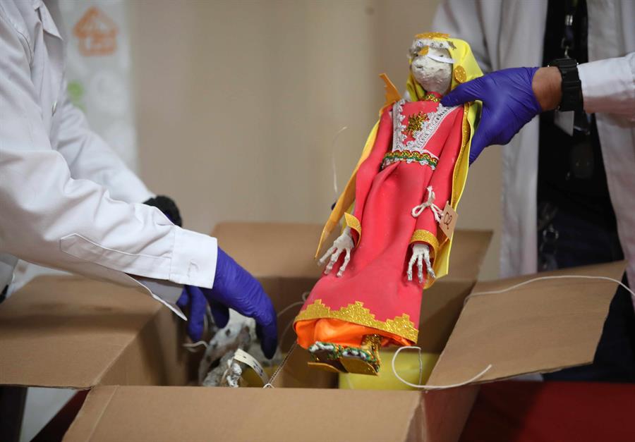 Fotografía de una de las dos piezas con apariencia de momias pequeñas que fueron incautadas en octubre en el aeropuerto de Lima./ EFE