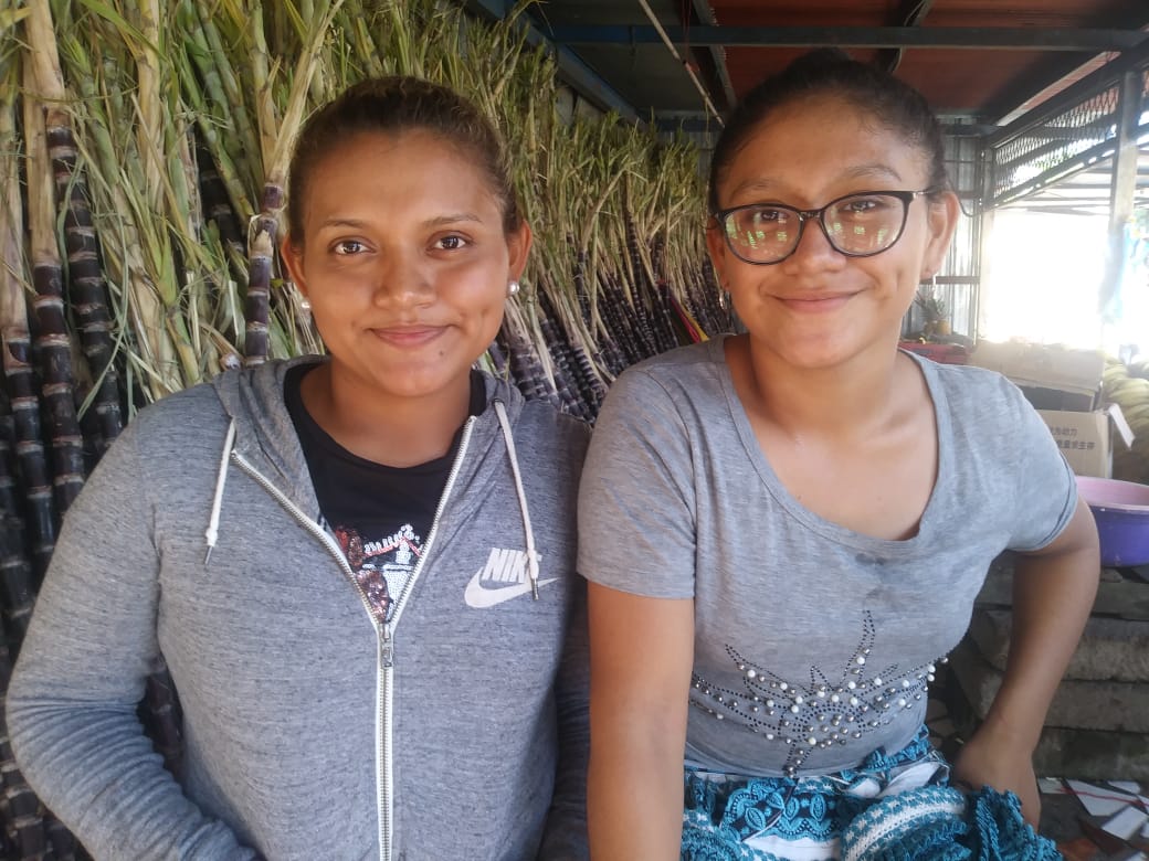 Vendedores de caña de piña en el mercado Oriental   / Jessica Chávez