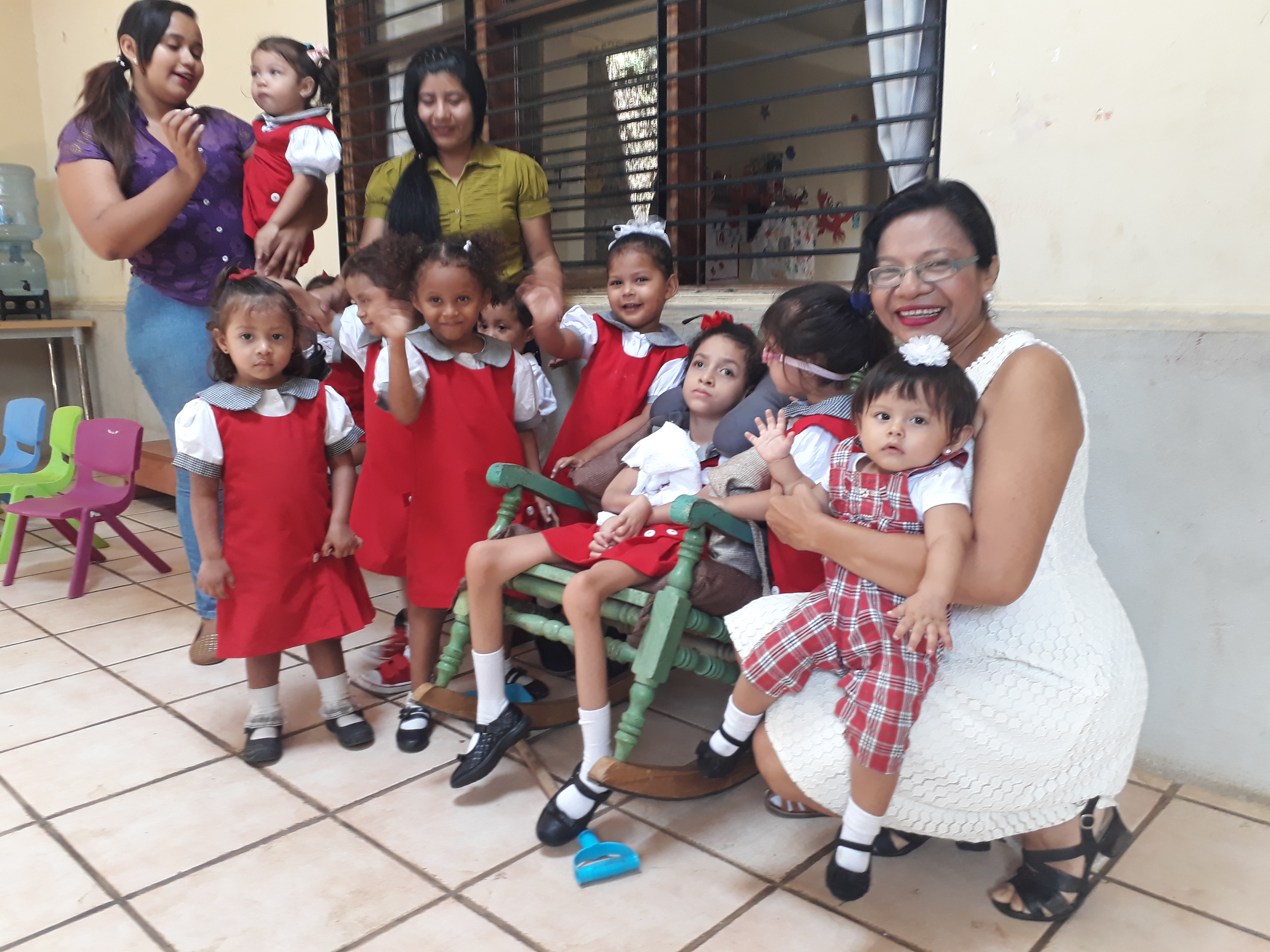 Estudiantes del preescolar San Fermín junto a Eneyda Lira. Foto: Michelle Polanco A.