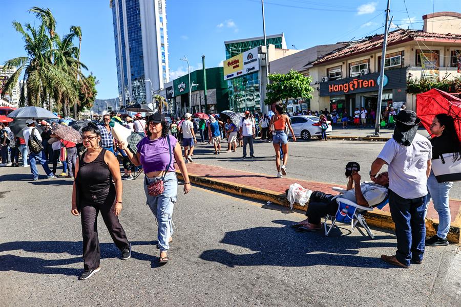 Personas afectadas por el huracán “Otis” cierran una de las avenida mas importantes este lunes del balneario de Acapulco./EFE
