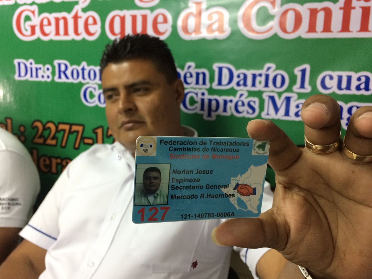 El nuevo carnet como medida de seguridad cuenta con un código único por cambista. Foto/Walkiria Chavarria