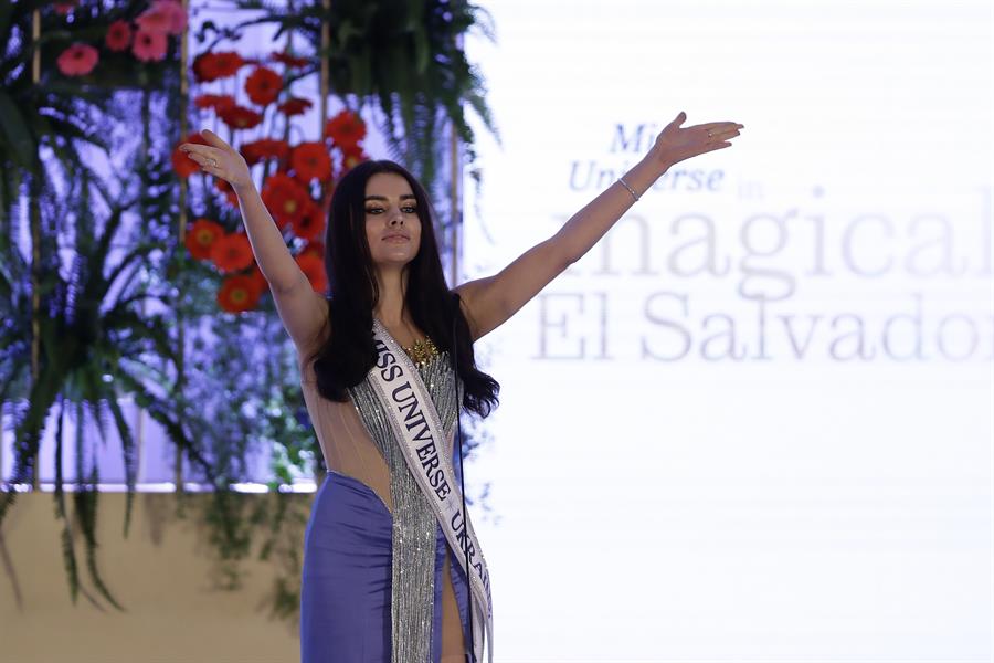 Angelina Usanova, Miss Universe Ucrania, saluda durante el evento de gala como parte de las actividades del Miss Universo 2023./EFE