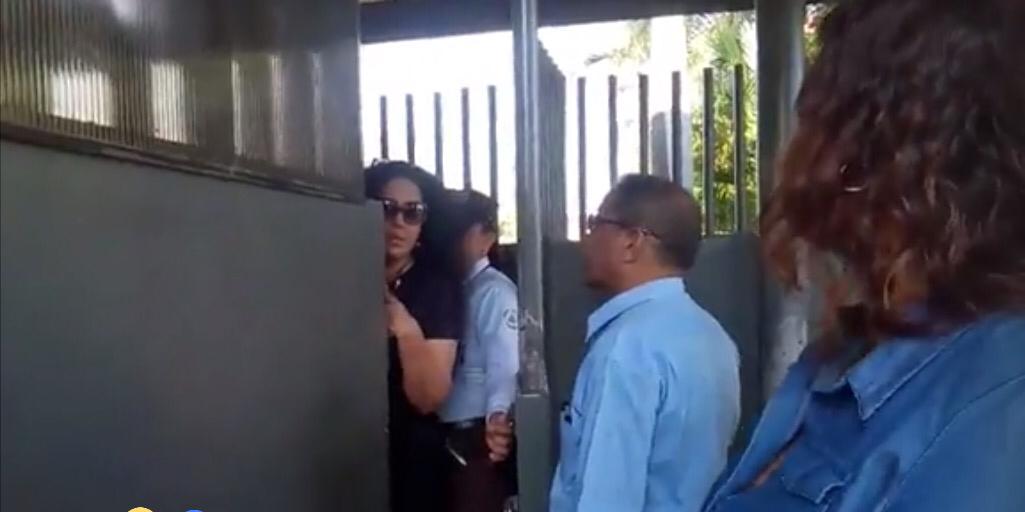 A eso de las 8:20 de la mañana de este miércoles, Verónica Chávez, esposa de Miguel Mora, logró ingresar al complejo judicial.
