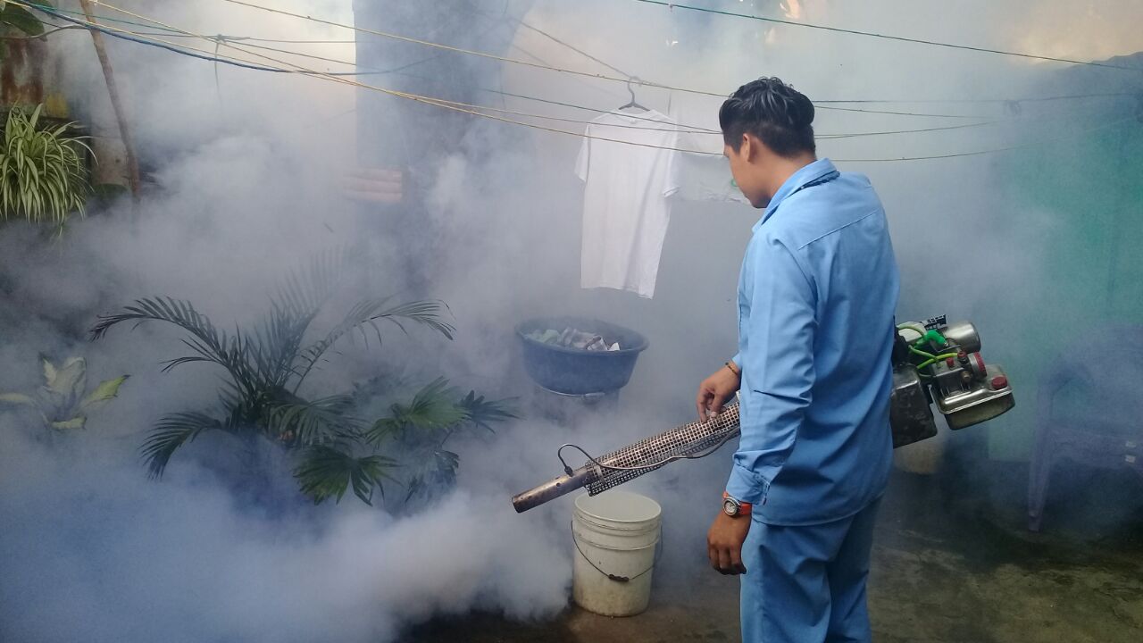 La jornada de fumigación en el mercado Oriental inició en el gancho de caminos. Foto Héctor Rosales.