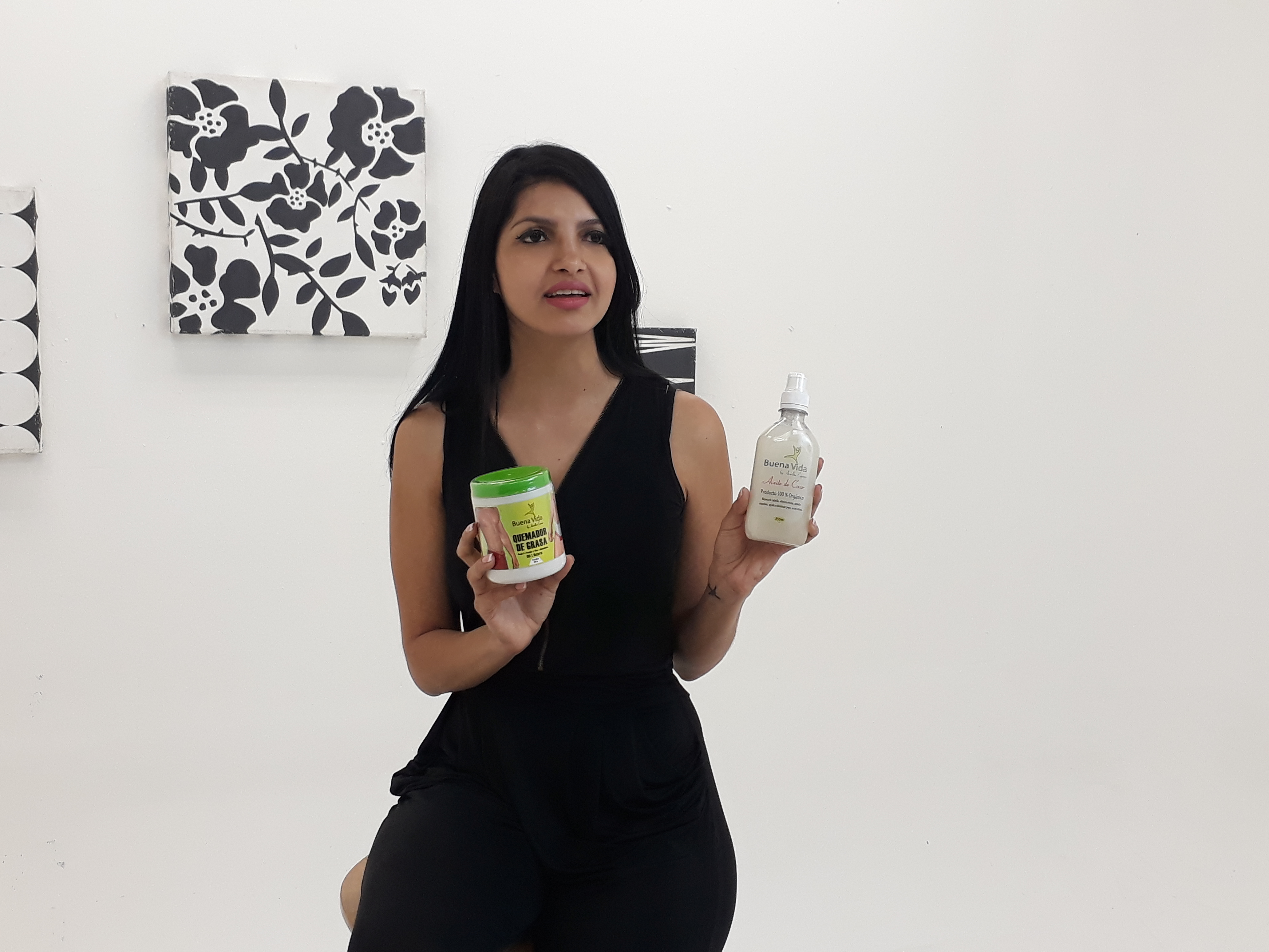 Anielka Espino con productos de Buena Vida Nicaragua