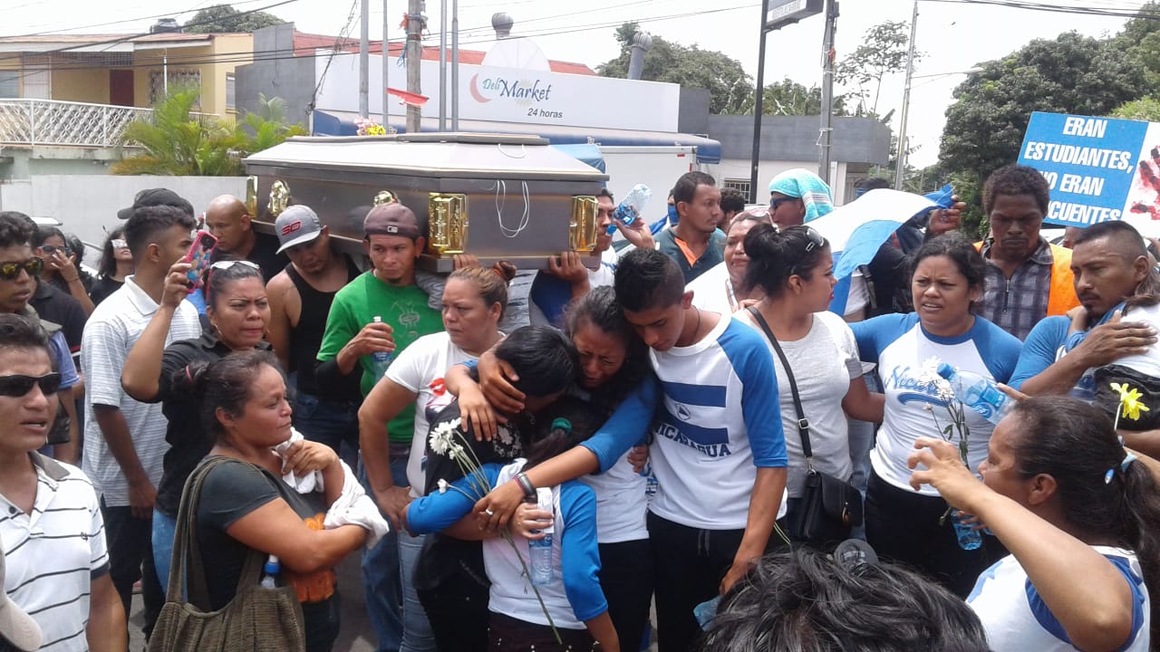 Familiares lloran durante el entierro de uno de los jóvenes fallecidos durante el ataque a la UNAN-Managua. Foto: Archivo