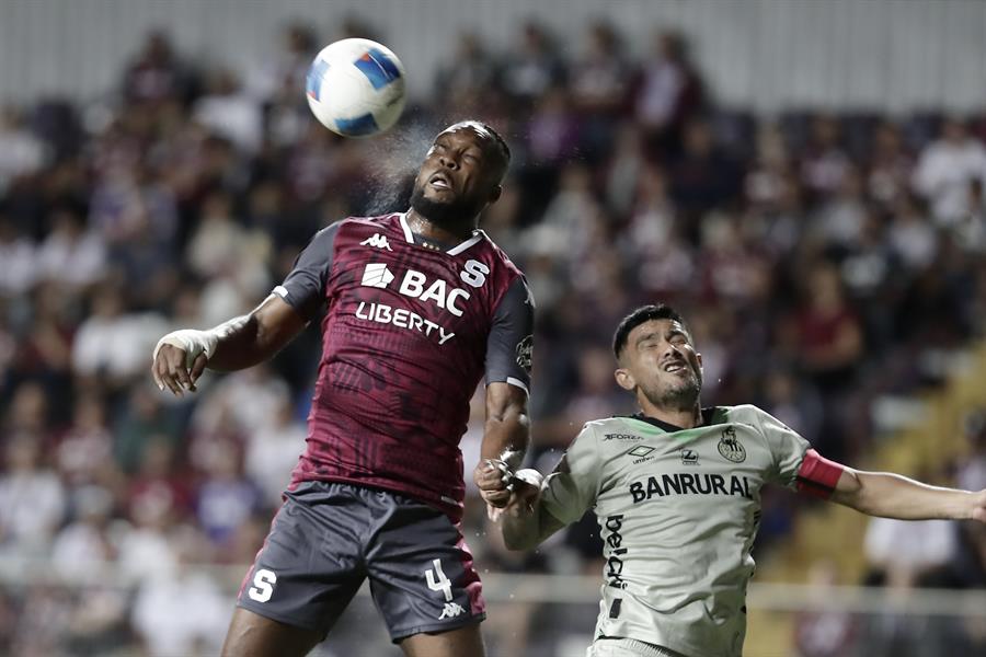 Kendall Waston (i), de Saprissa, disputa el balón con José Mena, de Municipal, este jueves en Costa Rica./ EFE