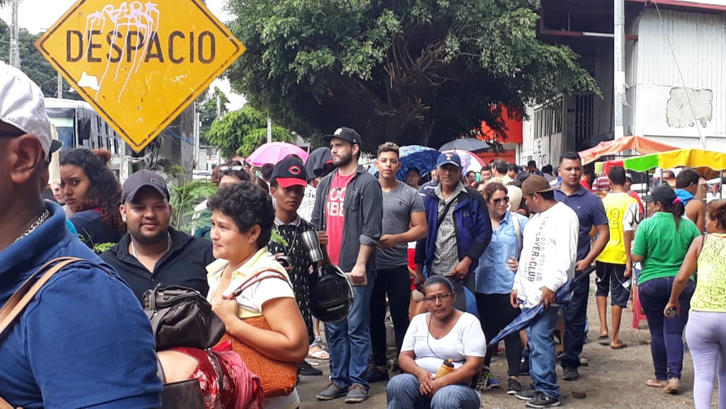 Cientos de ciudadanos hacen fila en Migración. Foto Elizabeth Reyes.