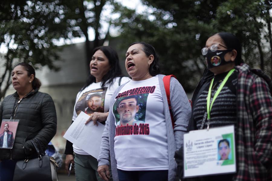Familiares y amigos de personas desaparecidas protestan hoy frente a la Secretaría de Gobernación, en Ciudad de México (México). /EFE