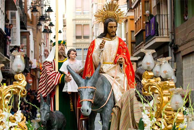 El domingo de ramos, es el primer día de la semana de festejos