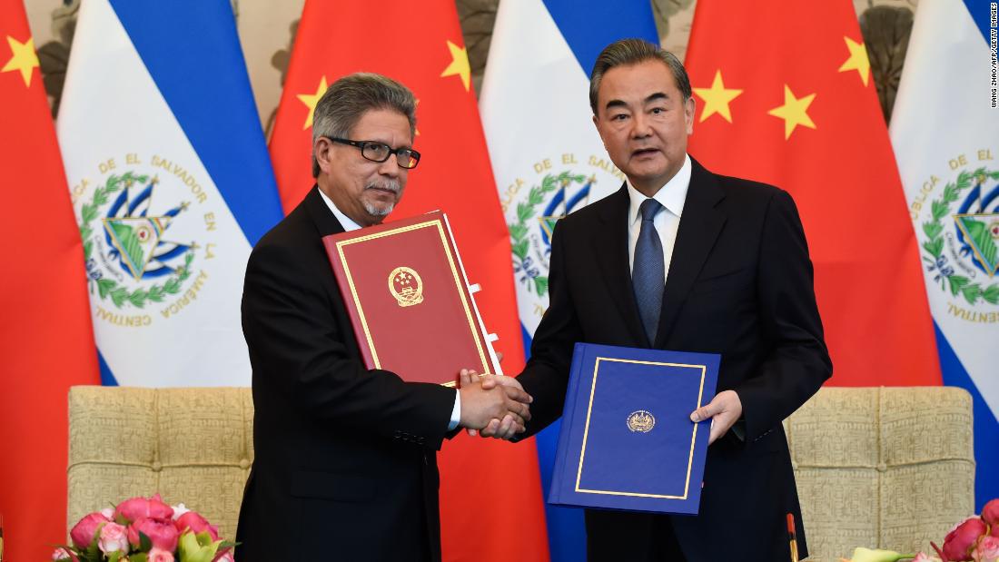 El ministro de Relaciones Exteriores de China, Wang Yi, junto a su homólogo salvadoreño, Carlos Castañeda. Foto: CNN en Español