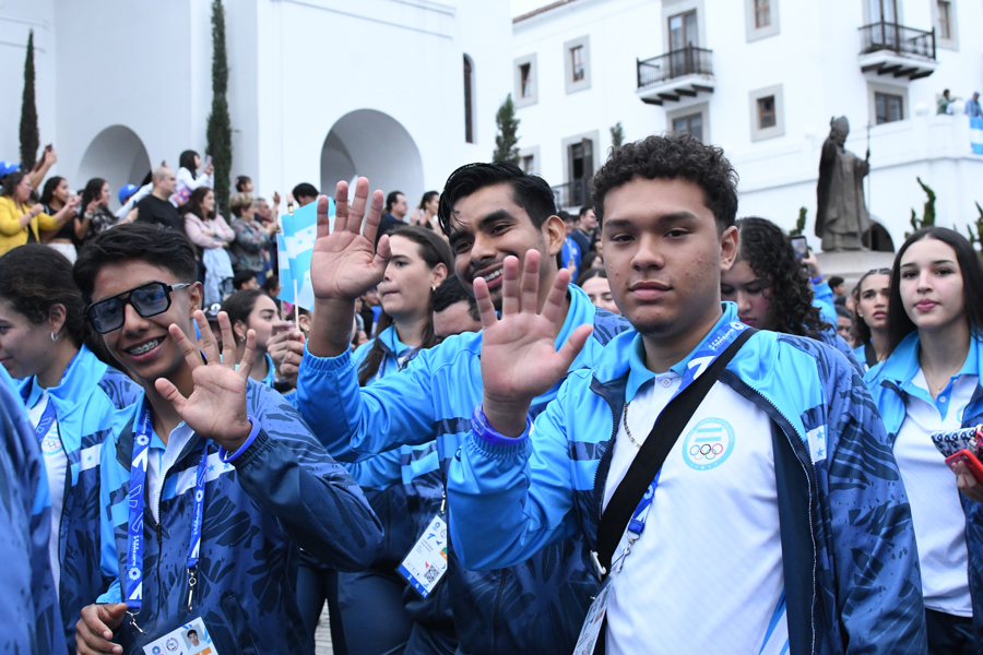 Deportistas de la delegación de Honduras reaccionan este lunes, durante la inauguración de los juegos./ EFE