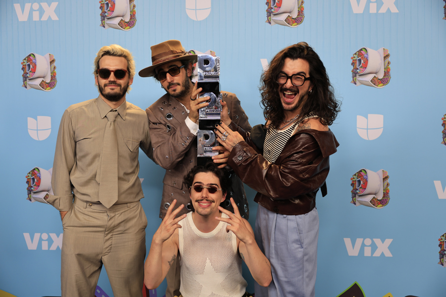 Los integrantes de Morat posan con los premios a canción pop rock y álbum pop durante los Premios Juventud./EFE