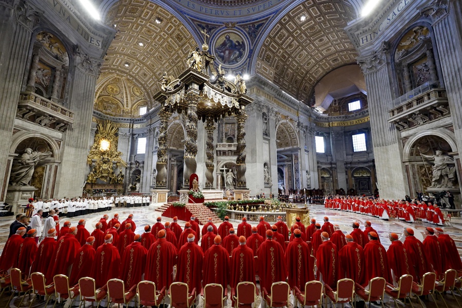 Cardenales asisten a la Misa de V Novemdiale en memoria del papa Francisco, este miércoles./ EFE
