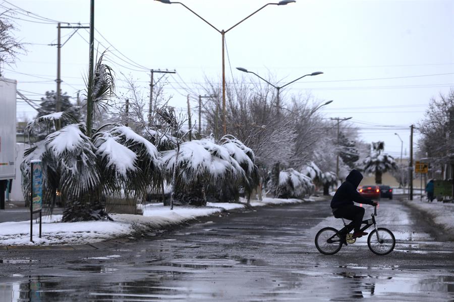 Imagen de archivo de un parque cubierto de nieve en Ciudad Juárez, en el estado de Chihuahua (México). /EFE