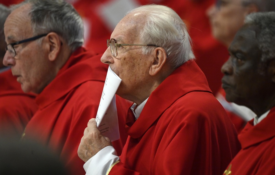 El cardenal Giovanni Battista Re, es un referente entre los participantes del cónclave. / EFE