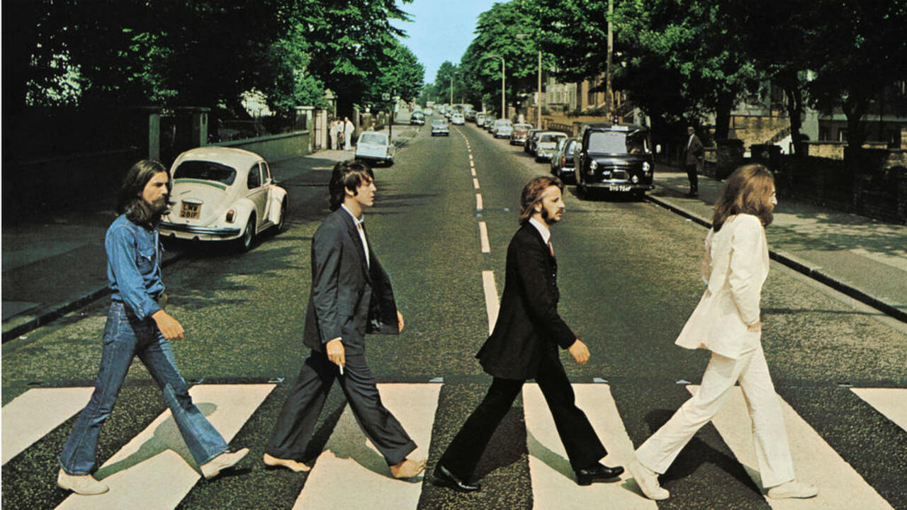 George Harrison, Paul McCartney, Ringo Starr y John Lennon, cruzan Abbey Road en Londres, Gran Bretaña, 8 de agosto de 1969. /cortesía