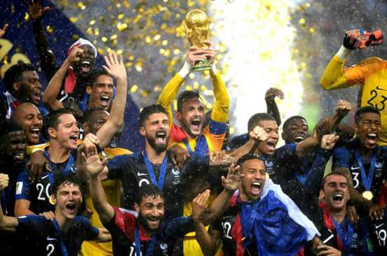 Francia levanta el trofeo como campeona del Mundial Rusia 2018. Foto: Página oficial de la FIFA