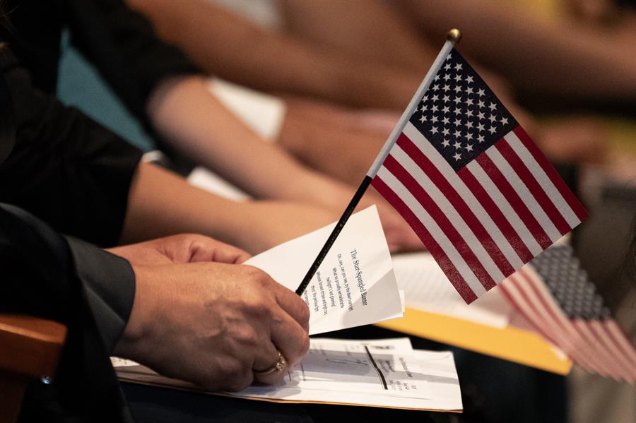 Un nuevo ciudadano estadounidense durante una ceremonia de naturalización, en Los Ángeles, California (EE.UU.), en una fotografía de archivo. /EFE