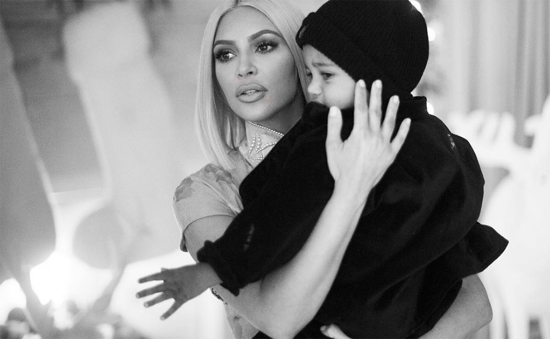Kim Kardashian y su hijo Saint West. Foto: Instagram @kimkardashian