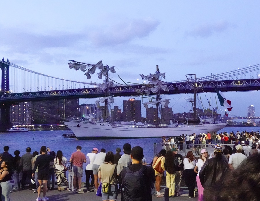 La gente mira al Cuauhtémoc, después de que el barco chocara contra el puente de Brooklyn, en Nueva York./ EFE
