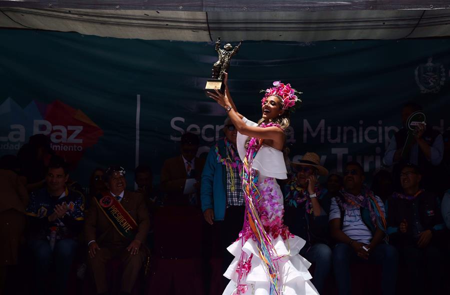 La reina del carnaval cruceño, Aitaña Tufiño, recibe un reconocimiento por su visita durante el 'desentierro' de 'El Pepino'./EFE