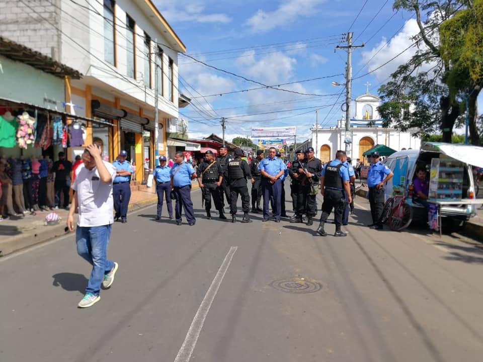 Policía frente a la iglesia San Miguel / Cortesía