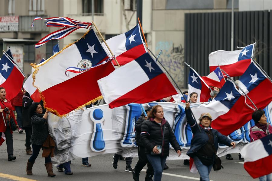 Personas del grupo 'Team Patriota' se manifiestan en el marco de los 50 años del golpe contra el gobierno de Salvador Allende, el 2 de septiembre de 2023, en Santiago (Chile).EFE