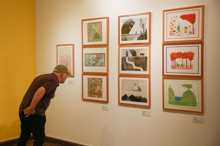 Un visitante mira las ilustraciones uruguayas expuestas en la muestra de los ganadores del IX Premio Nacional de Ilustración de Uruguay./ EFE