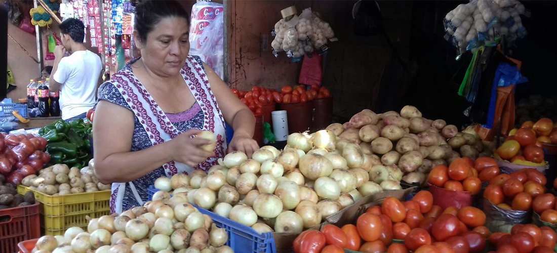 El tomate y la cebolla han bajado de precio en los mercados de Managua. Foto: Héctor Rosales