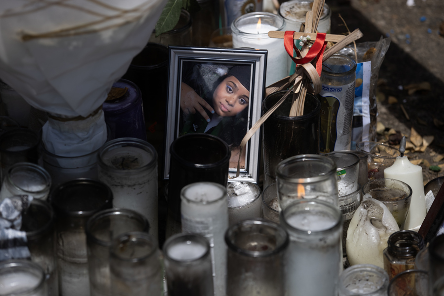 Fotografía de un altar en memoria de una de las víctimas del accidente ocurrido en la discoteca Jet Set./ EFE