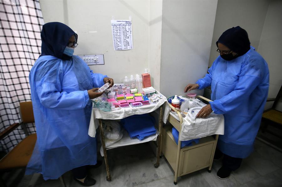 Imagen de archivo de personal de un hospital trabajando en una sala de aislamiento para pacientes con Mpox. /EFE