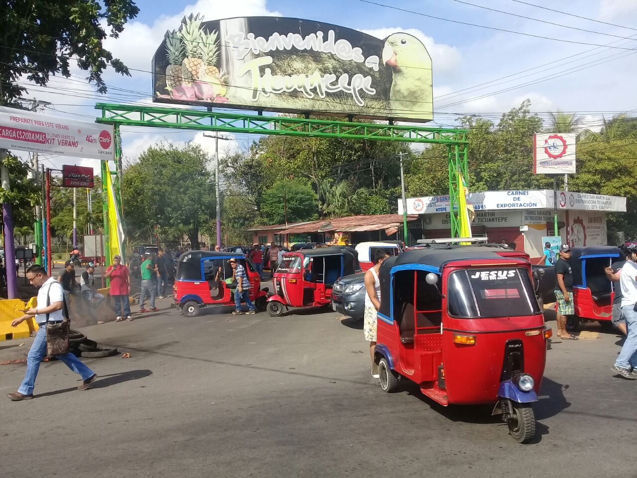 Tranques de mototaxistas en la rotonda de Ticuantepe. Foto: Héctor Rosales.