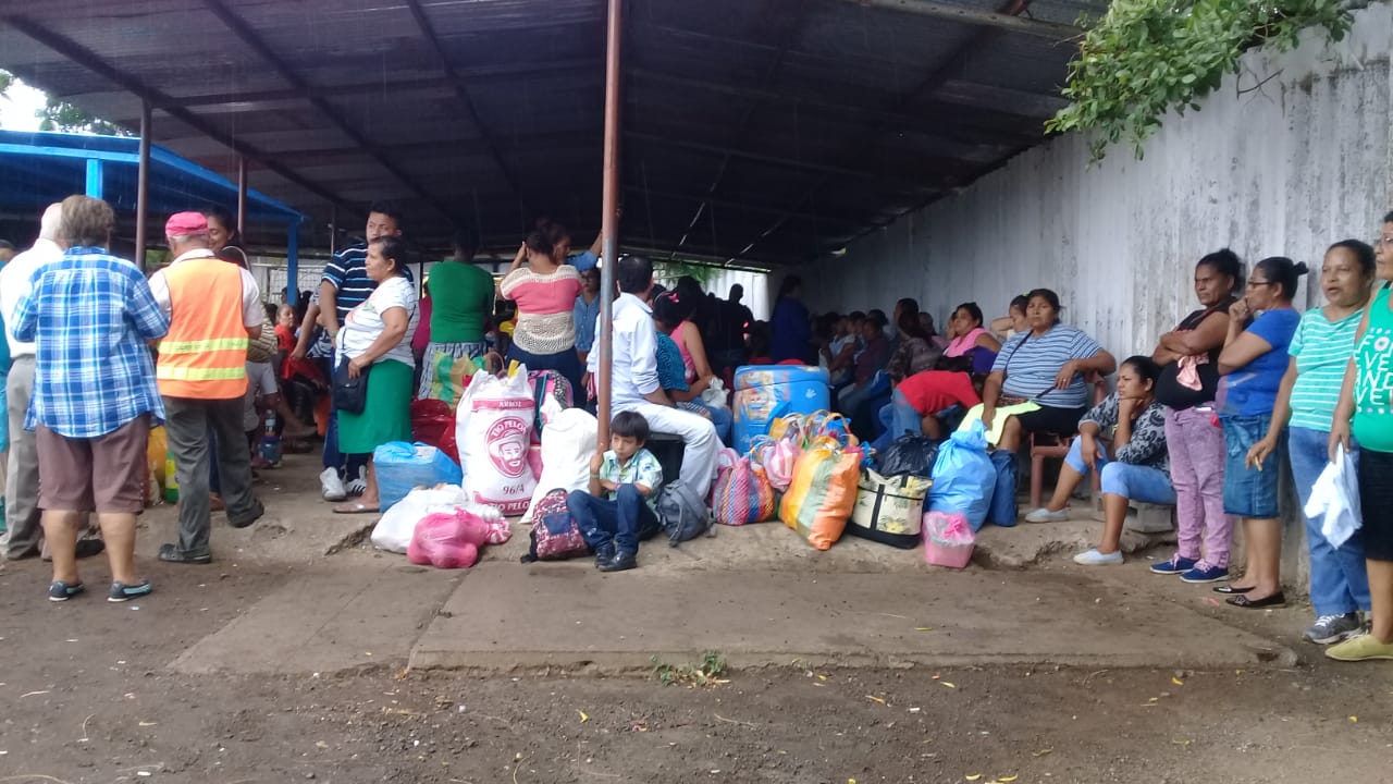 Ciudadanos hacen fila para conocer estado de sus familiares presos por la crisis en Nicaragua. Foto Héctor Rosales.