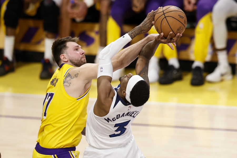 El escolta esloveno de Los Angeles Lakers Luka Doncic (I), intenta taponar al alero de los Minnesota Timberwolves, Jaden McDaniels (D)./ EFE